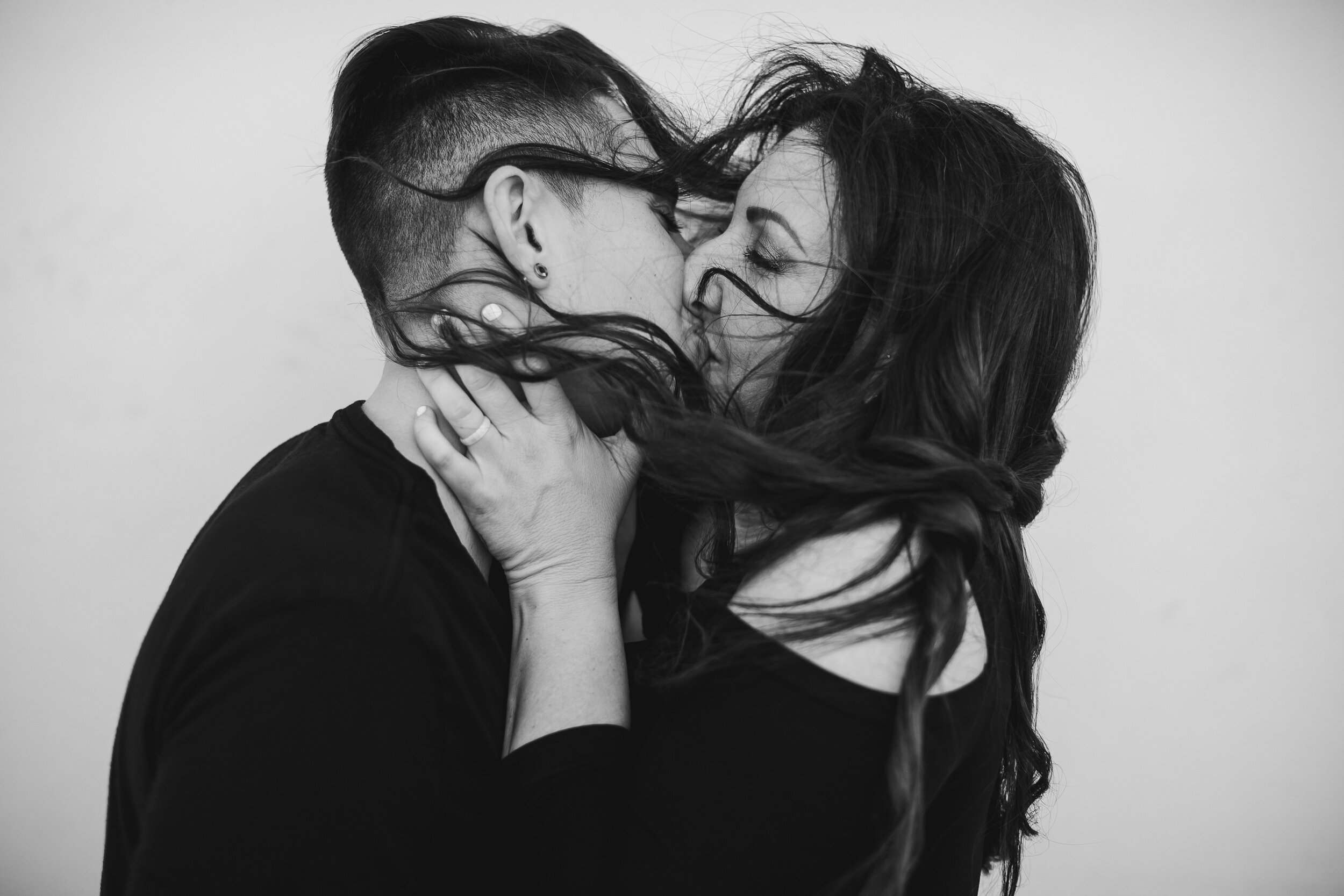 Romantic-black-and-white-portrait-lesbians-kissing-tiny-house-photo