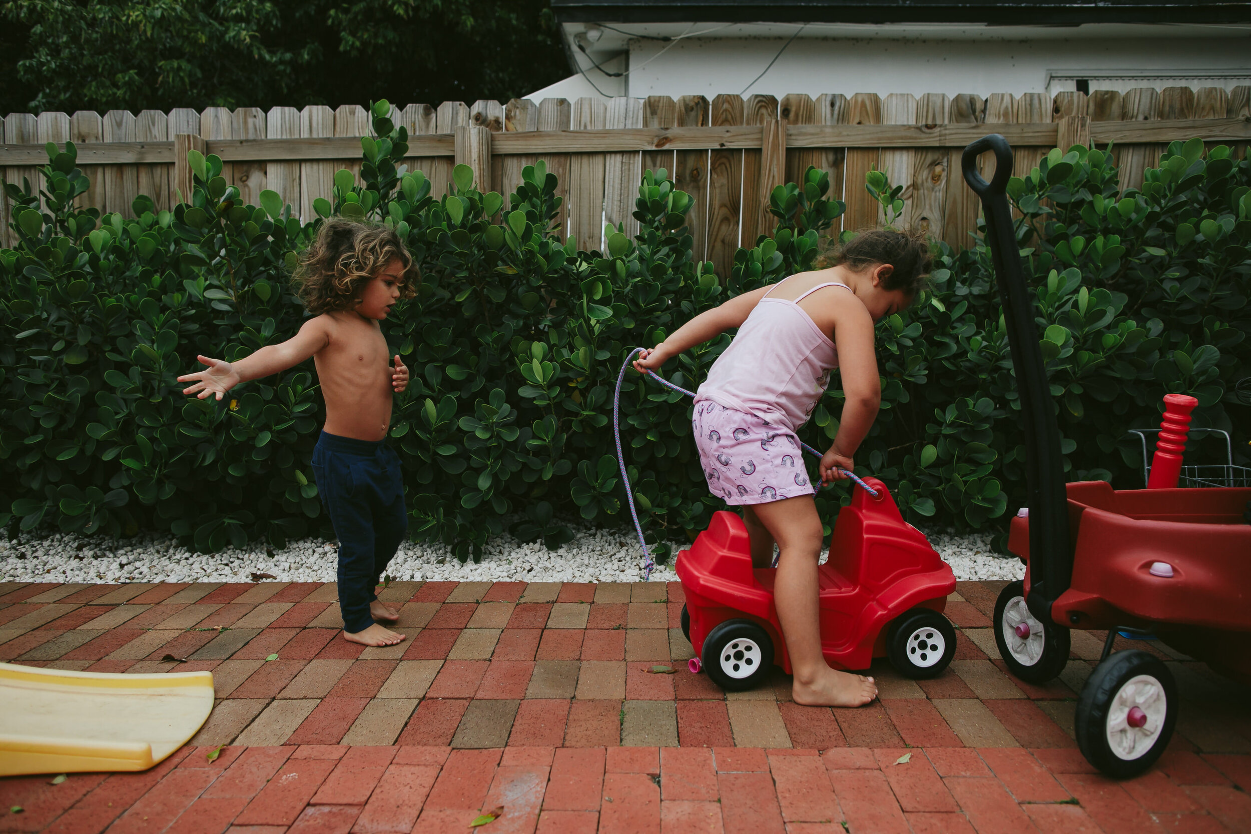 Siblings-Playing-Backyard-Florida-Family-Day-In-The-Life-Experience