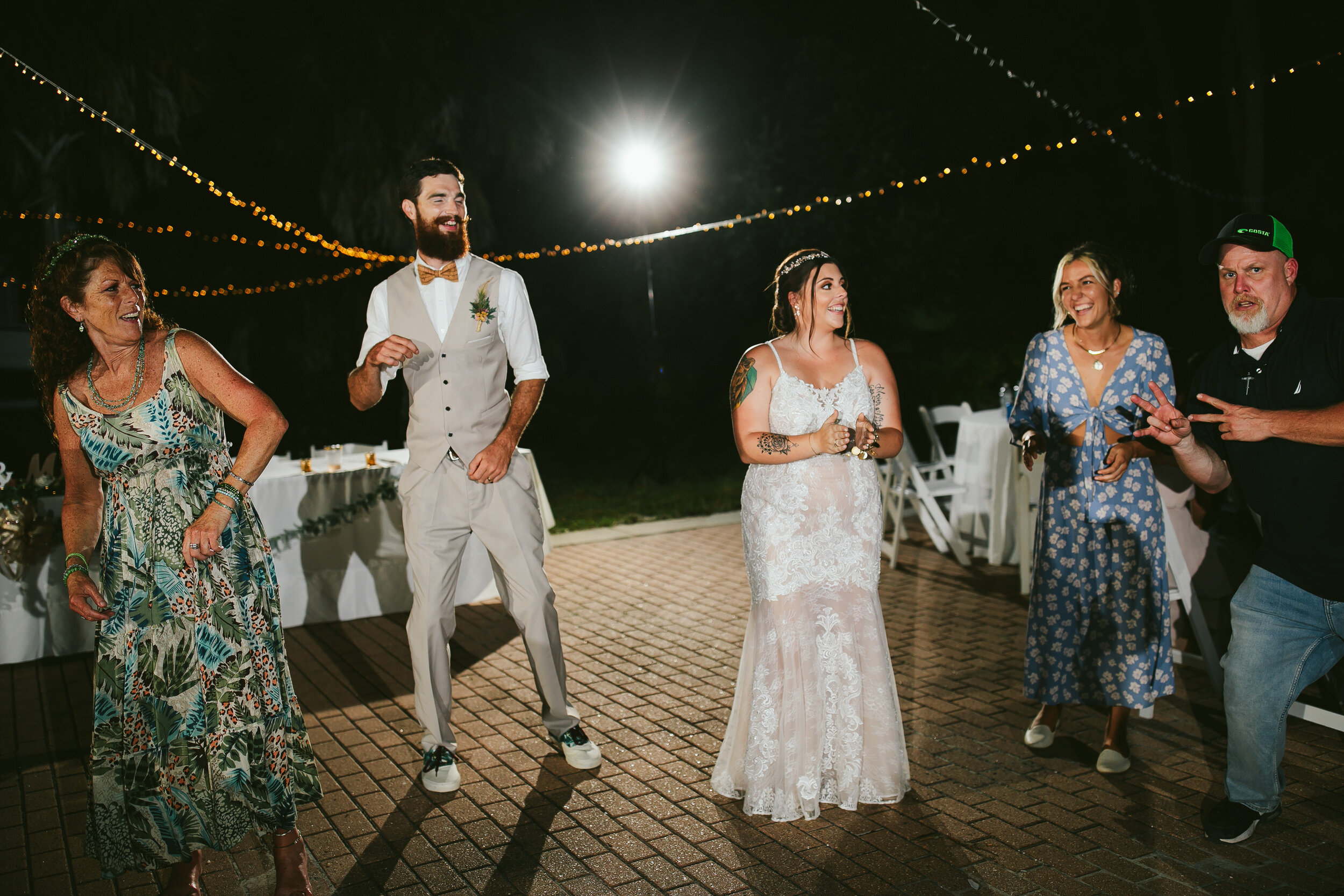 Wedding-Guests-Dancing-Bride-Groom